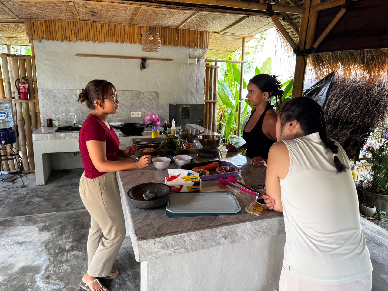 Students in Indonesian cooking class at Jembatan Bahasa